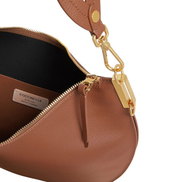 coccinelle_sunup_large_borsa_shopper_maxi_bag_pelle_grana_viaggio_2026_falchini_siena_cognac_nero_interno