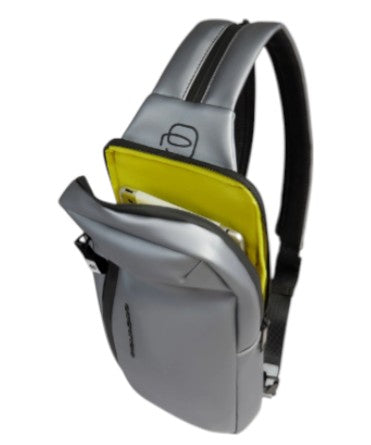piquadro_corner20_monospalla_sling_bag_pelle_tech_urban_style_2026_falchini_siena_argento_interno