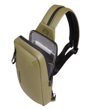 piquadro_corner20_monospalla_sling_bag_pelle_tech_urban_style_2026_falchini_siena_kaki_laterale_interno