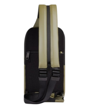 piquadro_corner20_monospalla_sling_bag_pelle_tech_urban_style_2026_falchini_siena_kaki_laterale_posteriore
