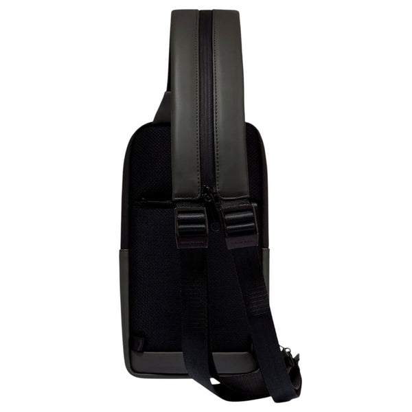 piquadro_corner20_monospalla_sling_bag_pelle_tech_urban_style_2026_falchini_siena_nero_continuativo_posteriore