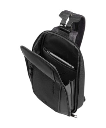 piquadro_lyss_monospalla_zaino_techwear_aesthetic_urban_sling_bag_smart_commuting_2026_falchini_siena_nero_Apertura