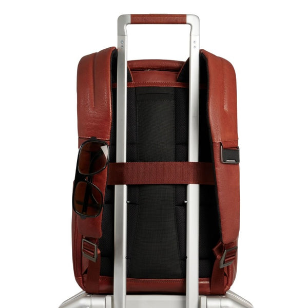 piquadro_solm_zaino_viaggio_14_tech_minimal_smart_backpack_commuting_2026_falchini_siena_terracotta_trolley